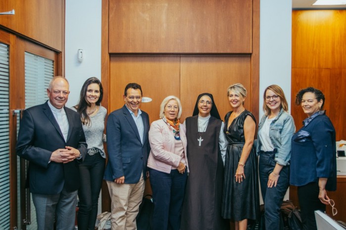 Mondiale anuncia pacotes religiosos na Normandia
1 Padre Olivier Ruffray, do Santuário Santa Terezinha; Camila Tambelini e Edson Ruy, da Mondiale; Maria Rodrigues, guia oficial do santuário de Lisieux; Irmã Catiane, do Santuário de Alençon; Sandrine Papini, chefe de promoção do Escritório de Turismo de Lisieux; Dorine Chéron, chefe de promoção do Escritório de turismo de Alençon; e Christiane Chabes, responsável pelos destinos Lisieux e Alençon no Brasil (Foto: reprodução)