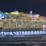 1666094241 RCI IC Aerial Side Night CGI12 RET LR Royal Caribbean apresenta o Icon of the Seas, futuro maior navio de cruzeiros do mundo; fotos