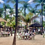 A Praia do Hot  Beach contém quiosques e muitos coqueiros