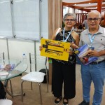Agentes de viagens recebem a revista do M&E e o ônibus da Marcopolo