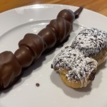 As crianças podem deliciar frutas e marshmallow cobertos de chocolate para a sobremesa no Hot Beach Resort