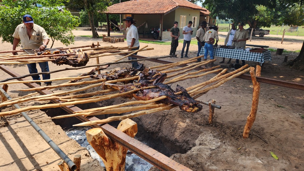 Pantanal: destino natureza comemora Dia do Homem Pantaneiro; veja fotos 4 Carnes assadas na moda pantaneira fogo no chão Crédito Rafael Torres