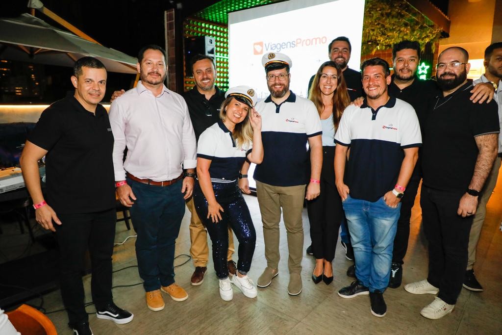 Equipe de cruzeiros da ViagensPromo com representantes de Costa, NCL, Discover Cruises e PromoAção