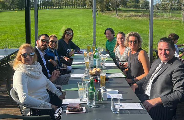 Interep realiza famtour pela Normandia e Paris Cynthia Rodrigues, diretora da Interep; Eric Fouquet’s, diretor do hotel Barrière le Normandy; Philippe Bassoul, diretor comercial do Grupo Barrière, com o grupo de agentes (Foto: divulgação)