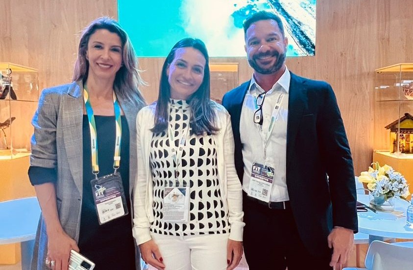 Karina Nogueira diretora de marketing da Embratur Roberta Werner diretora executiva Rio CVB e Rafael Luisi da Embratur 2 e1664896553494 FIT 2022: Rio CVB participa da maior feira de turismo da América Latina