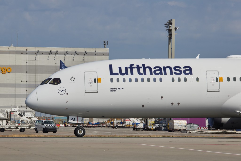 Ankunft erster Boeing 787 Dreamliner Lufthansa in Frankfurt Kennung D_ABPA