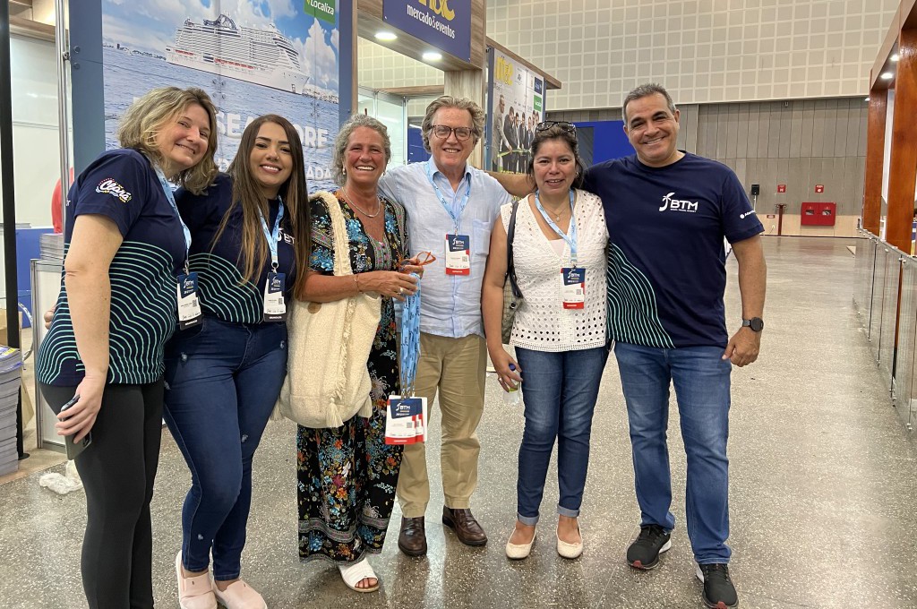 Brazil Travel Market 2022 recebe os últimos ajustes antes do início da feira; veja fotos 1 Nadia Turra e Laiana de Jesus, do BTM, Mari Masgrau, do M&E, Mauricio Vianna, do NET Hospitality, Diana Pomar, da DGX, e Breno Mesquita, do BTM