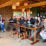 Orientação do mestre oliveiro durante a degustação de azeite no Olivas Gramado