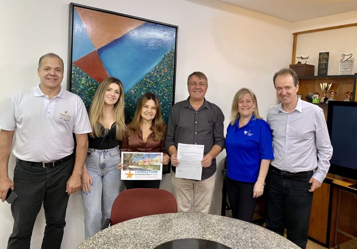 Flot entrega prêmio para agência de viagens vencedora da campanha Caribe Plinio Passini, do Livingstone Resort de Curaçao; Marina Margine, Catarina Margine e Marcos Margine, da Rodritur; Cristiane Cortizo, da Copa Airlines; e Eduardo Barbosa da Flot Viagens (Foto: divulgação/Unsplash)