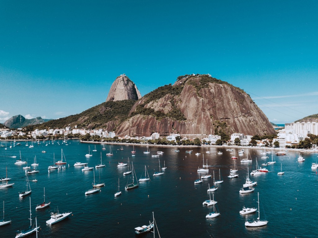 Cidades como Rio de Janeiro, São Paulo e Florianópolis podem chegar a 100% de ocupação hoteleira durante o período (Foto: Unsplash/Marcos Paulo Prado)