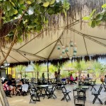 Uma das praças de alimentação do Hot Beach