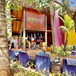É possível fazer tatuagem de henna e colocar terê no cabelo no Hot Beach