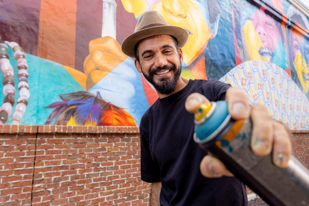 Eduardo Kobra inaugura mural no Walt Disney World Resort 1 World-known artist Eduardo Kobra unveiled a mural at Disney Springs in Walt Disney World Resort on November 3, 2022 becoming the first Brazilian artist to do so in the shopping, dining and entertainment district. The artist, who is considered one of Brazil's greatest muralists and recognized for works around the world, displayed his work on a 95-foot long mural as part of the Disney Springs Art Walk: A Canvas of Expression. (Courtney Kiefer, Photographer)
