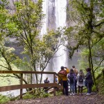 A Brocker Turismo oferece dois formatos de passeio no Pé da Cascata do Caracol, tendo o mais longo duas horas de duração