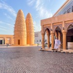 A Mesquita em Katara só permite a entrada de homens, que o fazem de pés descalços para entoarem suas rezas