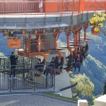 A atração Abusado fica abaixo da plataforma de vidro do parque Skyglass Canela
