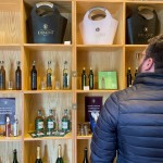 A Vitivinícola Jolimont contém uma loja com venda de espumantes, sucos e vinhos em edições comuns e especiais
