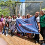 Agentes de viagens no Parque do Caracol com a cascata homônima servindo de pano de fundo