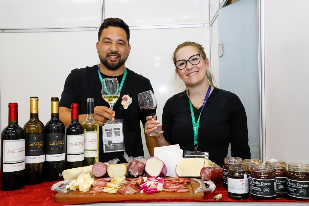 Vinícola Alegre apresenta seus produtos no Festuris Gramado Antônio Alves e Ana Paula Bonette, da Vista Alegre
