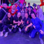 Ao final da apresentação os agentes de viagens se uniram para tirar fotos com o elenco da peça Escola Mágica do Natal