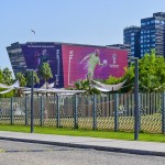 Ao longo da cidade, os prédios de Doha contam com imagens dos jogadores de futebol participantes da Copa Do Mundo