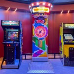 Ao longo do navio estão dispostas várias máquinas de jogos para promover entretenimento