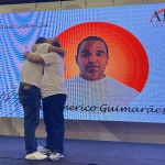 Ao receber premiação, Luiz Américo foi abraçado pelo CEO da Affinity, Marilberto França