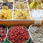 Banca de temperos e especiarias nas ruas de Souq Waqif, em Doha