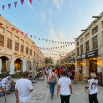 Bandeiras de todas as nações participada Copa do Mundo da FIFA enfeitam as ruas do Souq Waqif em Doha