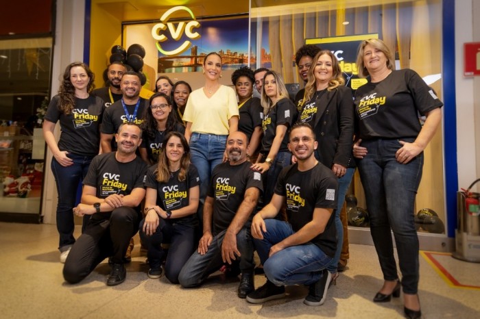 Garota-propaganda da CVC, Ivete Sangalo visita loja no Shopping Bahia 1 Embaixadora da campanha do aniversário de 50 anos da marca, Ivete esteve no Shopping da Bahia para "viver demais" a experiência da nova loja CVC (Foto: divulgação)