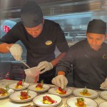 Chefs preparando os pratos do Butcher’s Cut ao vivo para a degustação