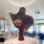 Escultura de chocolate do mascote da Copa do Mundo Da FIFA na fábrica de chocolate do MSC World Europa