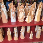 Figuras e santos em argila no Polo Cerâmico de Teresina