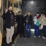 Agentes de viagens dentro do galpão onde são armazenados os vinhos na Vitivinícola Jolimont