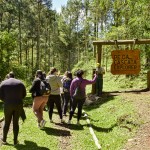 Agentes de viagens na estrada da trilha para a Cascata do Caracol