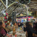 Interação dos agentes com a equipe de entretenimento no restaurante Garfo & Bombacha