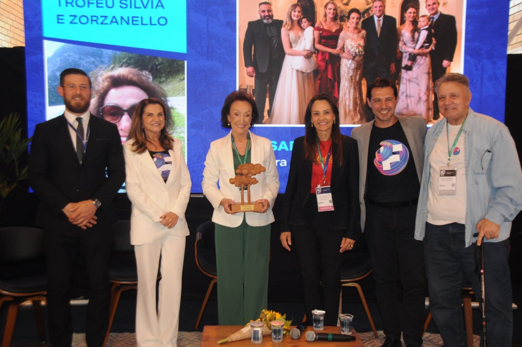 Festuris recebe mais de 12 mil visitantes em 2022 e define datas para 35ª edição em 2023 Jussara Hoppner recebeu o Trófeu Silvia Zorzanello