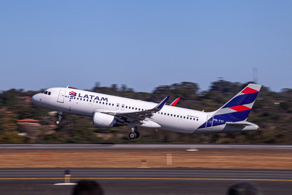 Latam Latam anuncia 1,9 mil voos extras e previsão de transportar 3,6 milhões de passageiros em julho