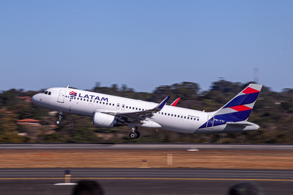 Latam anuncia 1,9 mil voos extras e previsão de transportar 3,6 milhões de passageiros em julho