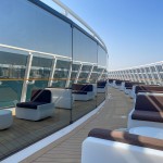 Lounge externo na área do Yacht Club do MSC World Europa