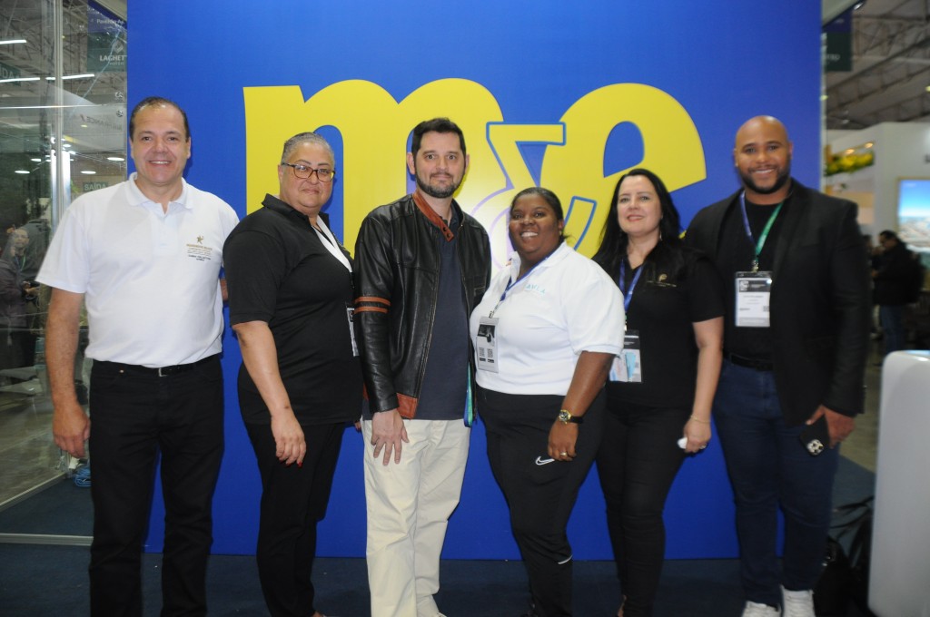 Curaçao deve fechar 2022 com números superiores ao pré-pandemia de turistas brasileiros Marcos Oliveira, de Curaçao, com Carlton Jansen, da Kunuku Resort, Wilma Gonzalez, do Papagayo Curaçao, Germaine Illidge, da Avila, Andreia Mattos, da Kontiki, e Plinio Passini, do Mangrove Beach