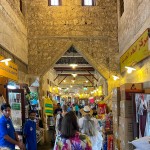 Mercado de rua nos becos de Souq Waqif, em Doha