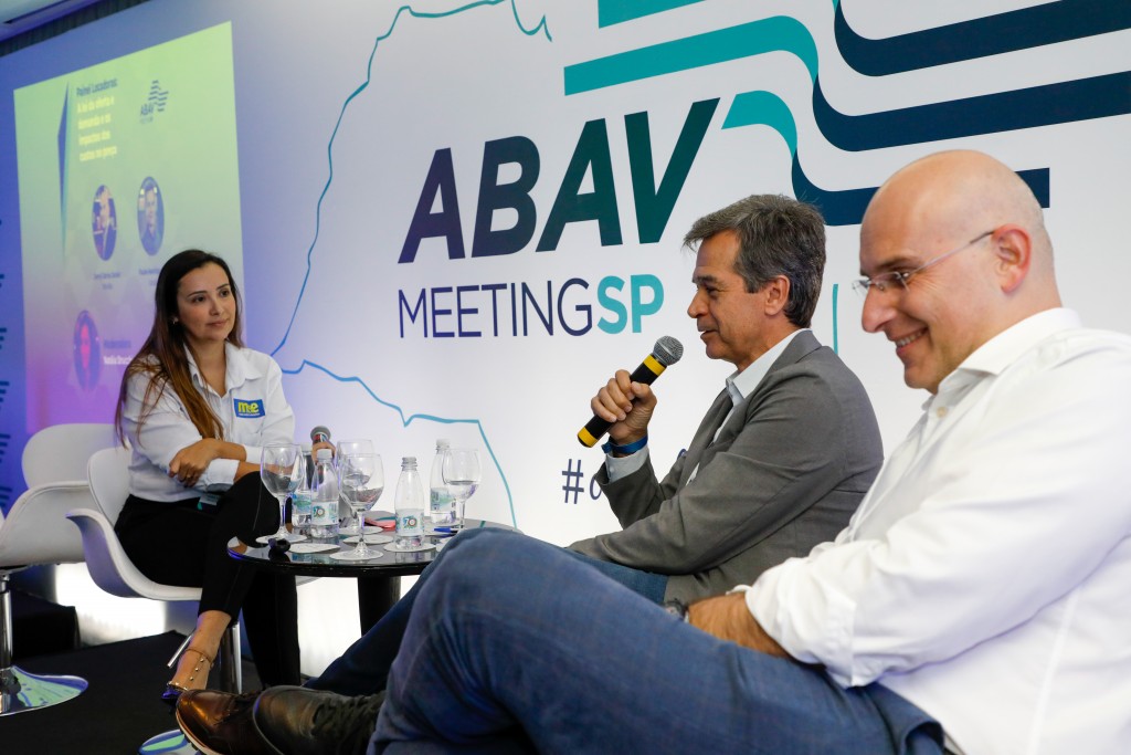 Abav MeetingSP: locadoras apostam no potencial de vendas das agências para crescimento do setor 1 Natália Strucchi, diretora de redação do M&E mediou o painel de locadoras, que contou com Paulo Henrique Pires, da Localiza e Jamyl Jarrus, da Movida (Foto: Eric Ribeiro)