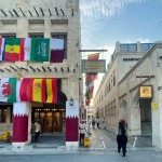 O interessante do Souq Waqif é à disposição do comércio e estabelecimento de serviços aos visitante, que estão dispostos com acesso e entre pequenas ruas