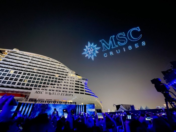 Batismo do MSC World Europa acontece em Doha; veja fotos 1 Réplica do MSC World Europa com o uso de 600 drones