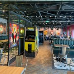 O restaurante Pizza & Burguer contém jogos arcade e cenários interativos para fotografias