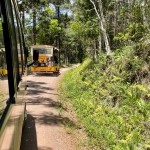 O trajeto até o pé da cascata do Caracol pode ocorrer em micro-ônibus ou em veículos 4x4, sempre ao som de um guia virtual, que conta as especificidades da região