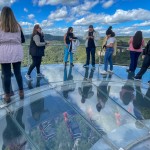 Os agentes de viagens ficaram animados em ver a estrutura de vidro suspensa a 360 metros do solo, bem como o Abusado, transporte em monotrilho logo abaixo da Skyglass