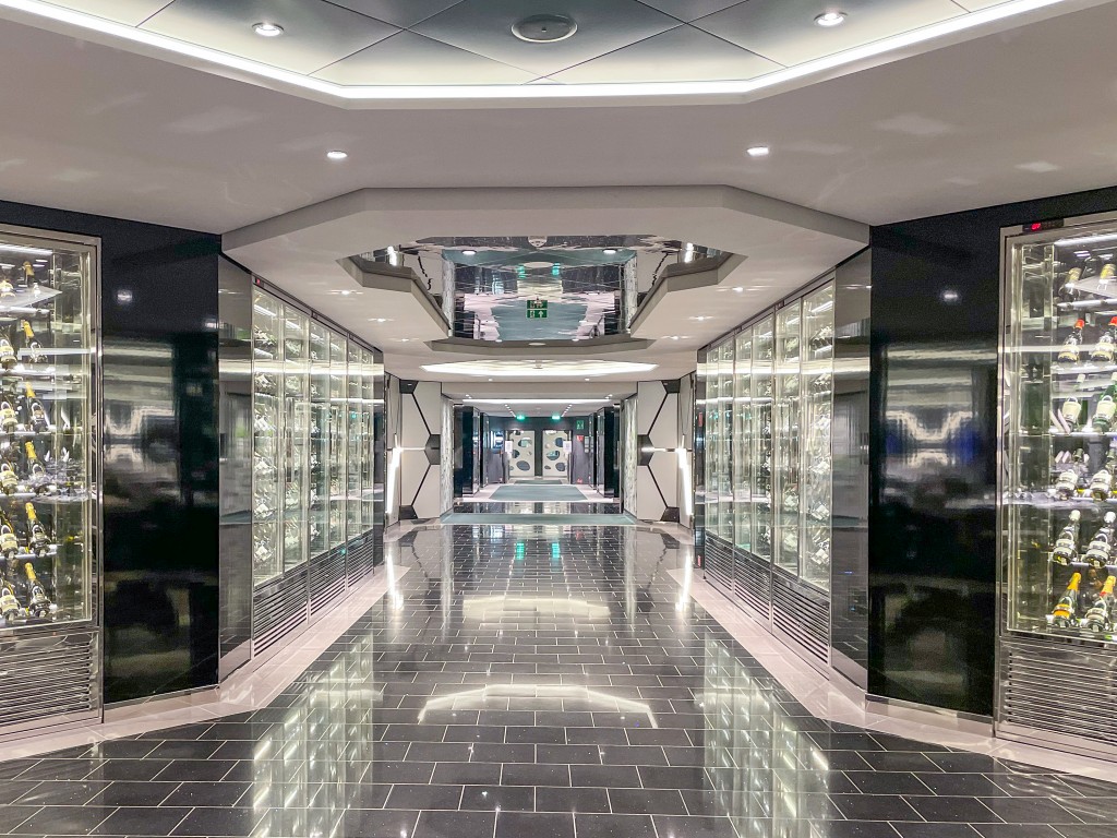 Os corredores do MSC World Europa contam com decoração variada, que apresentam também tipos de serviços oferecidos na embarcação