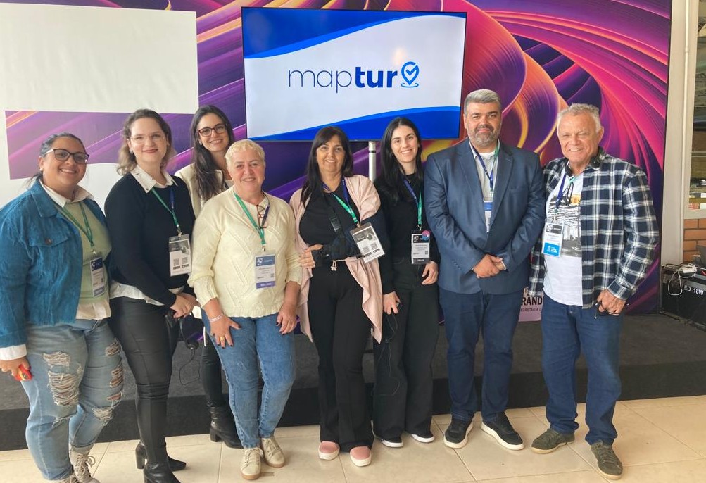 Lab Turismo apresenta Maptur no Festuris 2022, em Gramado 1 Os socios consultores da Lab Turismo, Richard Alves e Marcela Saad, apresentaram o Maptur, durante o Festuris, em Gramado
